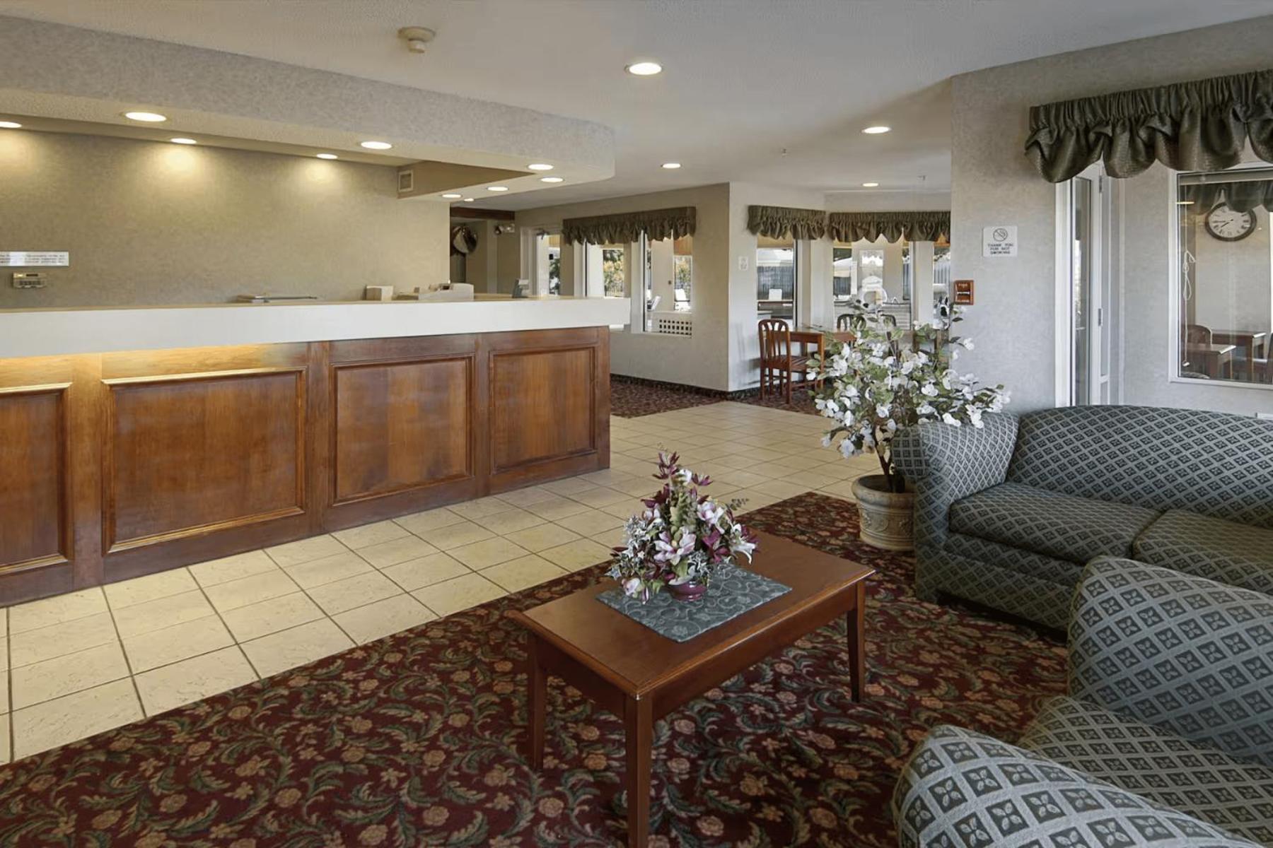 Lakewood Inn & Suites Dowagiac Buitenkant foto